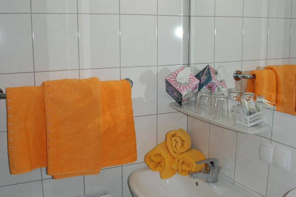 Dreibettzimmer, Balkon, gartenseitig - Pension Agnes in Karawanken und Bachergebirge, Sankt Kanzian am Klopeiner See