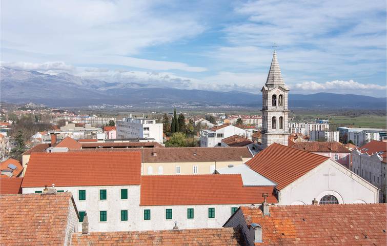 Ganze Ferienwohnung, Gemütliche 1-Zimmer-Wohnung mit Terrasse, nur wenige Schritte vom Stadtzentrum von Sinj entfernt in Sinj, Dalmatinisches Zagora