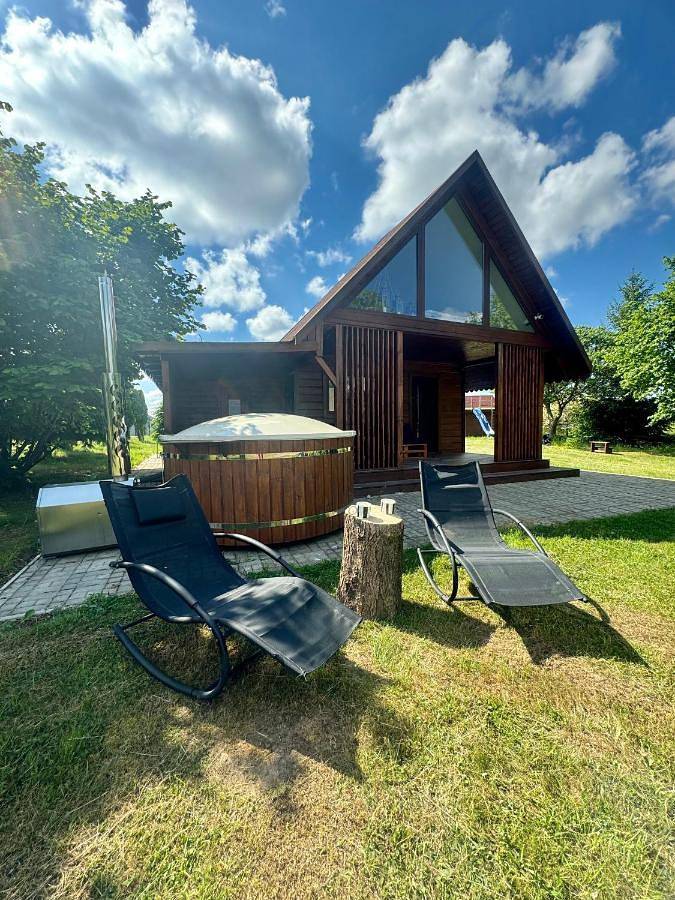 Domek letniskowy dla 4 osób, z Balkon i Jacuzzi oraz Taras i Ogród w 