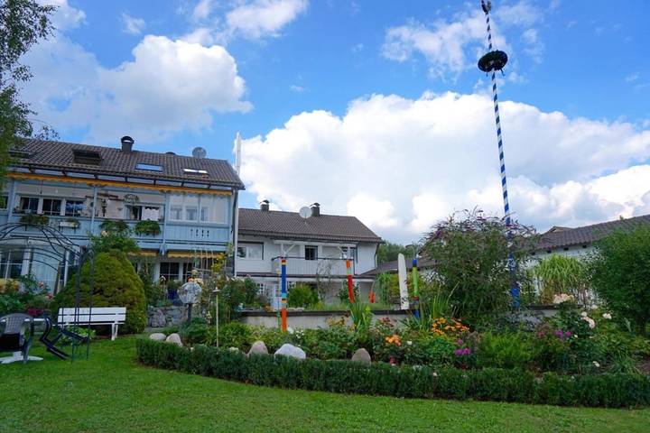 Ferienwohnung für 4 Personen, mit Balkon und Terrasse sowie Garten und Ausblick in Pöcking