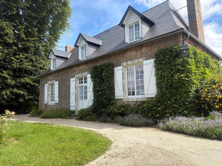 Location de vacances pour 8 personnes, avec jardin et piscine à Amné