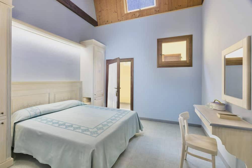 Ganze Wohnung, Nice apartment on the ground floor with sea view of about 45 m2 equipped with air conditioning and wi fi connection, composed of a living room with equipped kitchenette, fridge and flat-screen television.It can be on one level or with a mezzaninea double in Bosa Marina, Planargia