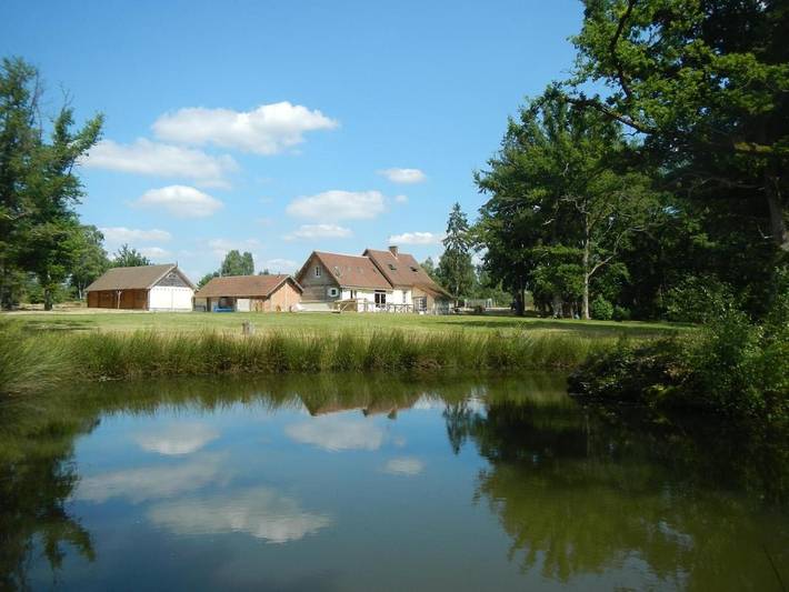 Location de vacances pour 12 personnes, avec vue et jardin ainsi que terrasse et piscine à Souesmes - 4