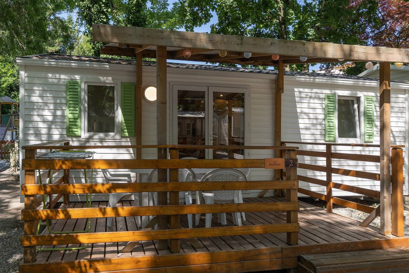 Casa móvil 'Mobil-home B - 1-6 Pers' con piscina compartida, terraza privada y jardín compartido in Lavilledieu, Ardèche