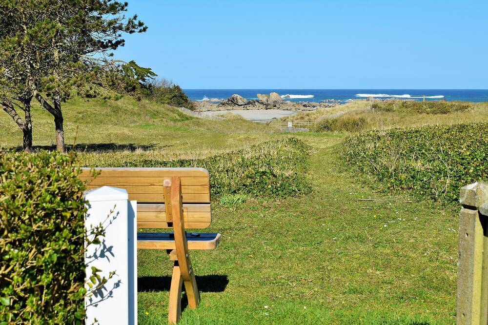 Maison sur la dune , accès direct à la plage (100m) et vue mer in Kerfissien, Cléder