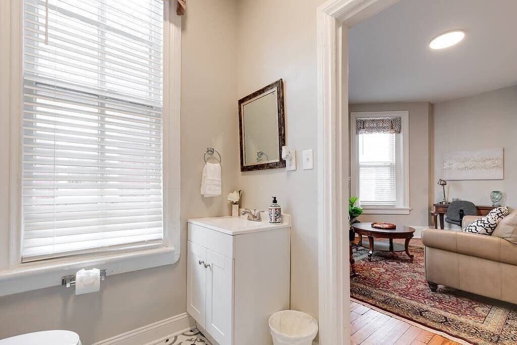 Ganze Wohnung, Urban Bloom/King Bed/2Tvs/Free Parking/Museums in Richmond, Virginia