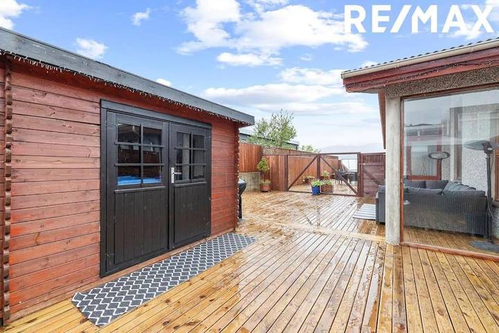 Location de vacances pour 8 personnes, avec terrasse ainsi que jardin et jacuzzi à Mosfellsbær - 2