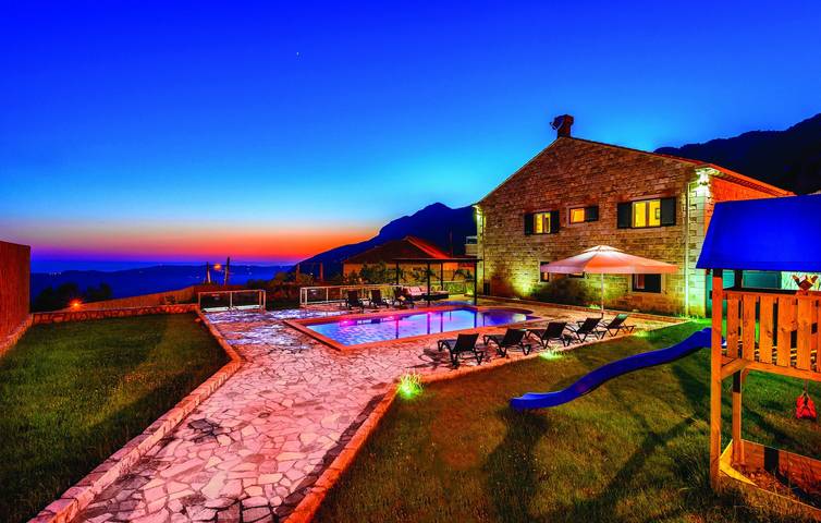 Villa per 16 persone, con Balcone e Giardino a Canali