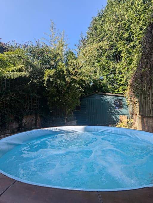 Ferienhaus für 8 Personen, mit Whirlpool und Terrasse sowie Garten in Winchester
