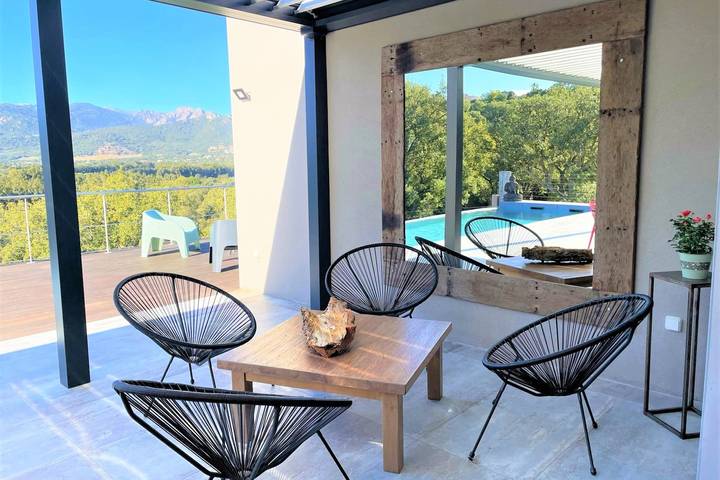 Location de vacances pour 8 personnes, avec piscine ainsi que terrasse et jardin, adapté aux familles dans Pinarellu - 4
