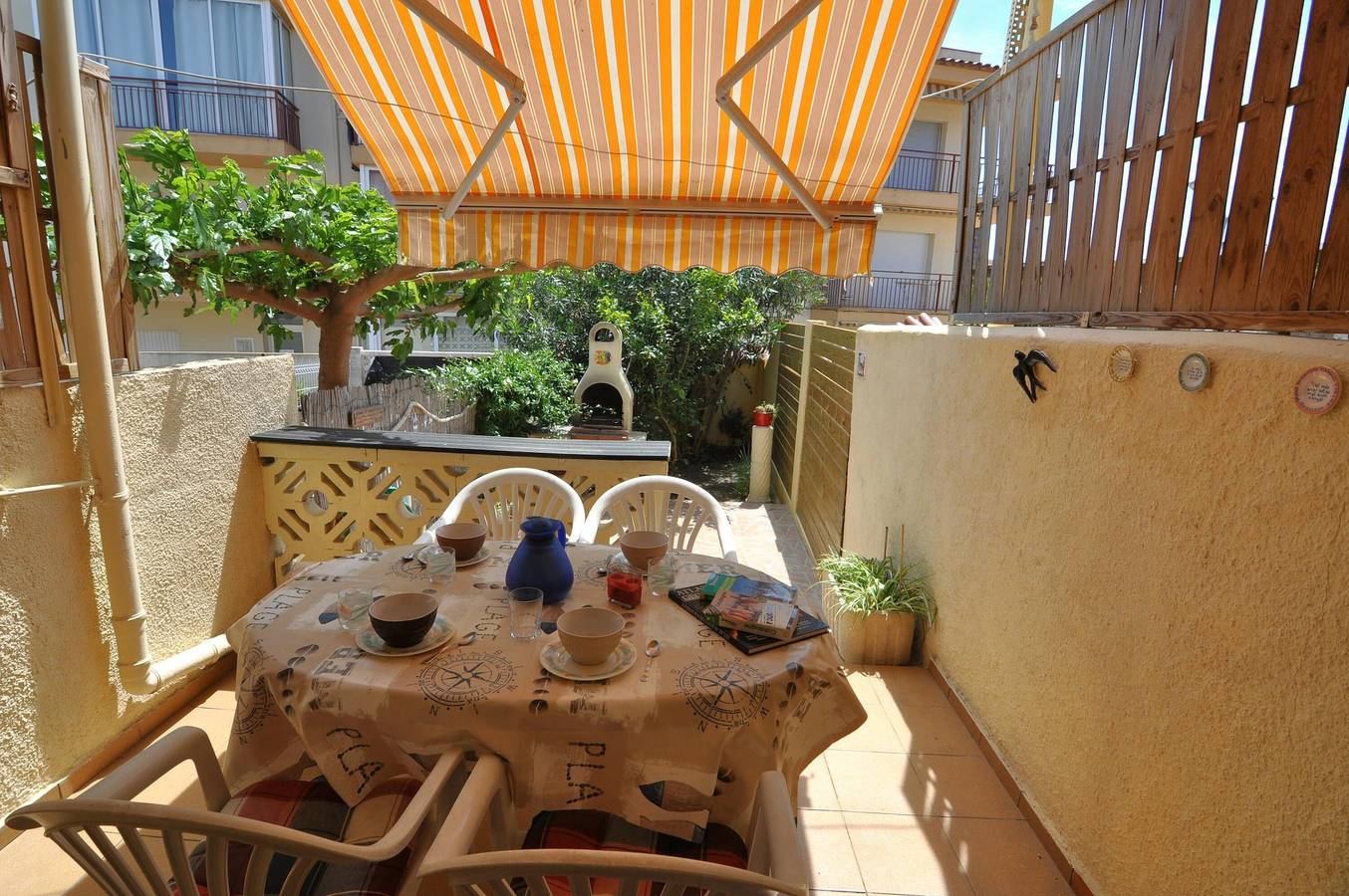 Charmante maison de ville à louer à Roses, Costa Brava ! Idéal pour 5 personnes, à 1000m de la plage. Avec jardin, terrasse et commodités. in Santa Margarida, Roses