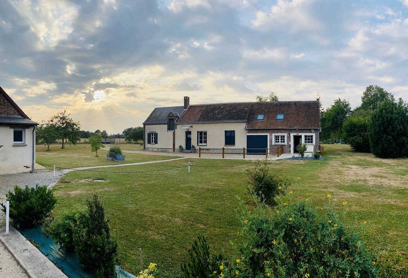 Gîte pour évènement, week-end. 35 pers. / 26 couchages, piscine in Unverre, Région de Châteaudun