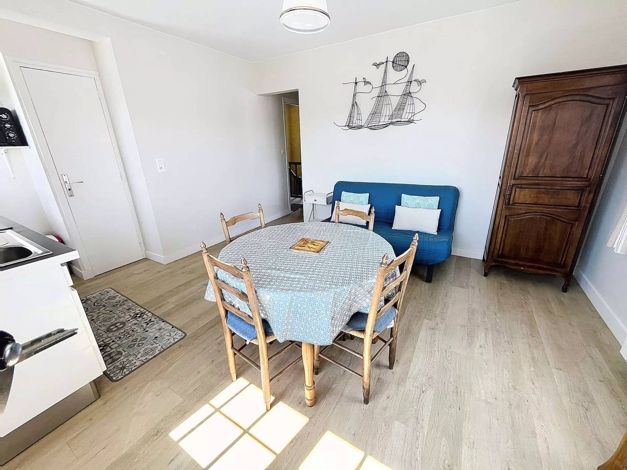 Entire apartment, 2 rooms 2 people in Jullouville, Côte de la Déroute