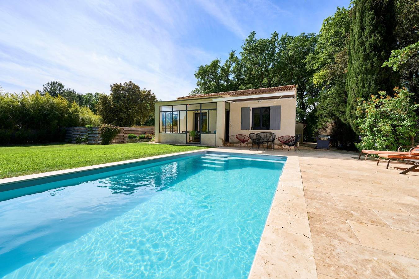 Villa La Velleronnaise, piscine privée au calme absolu in Velleron, Parc naturel régional du Mont-Ventoux