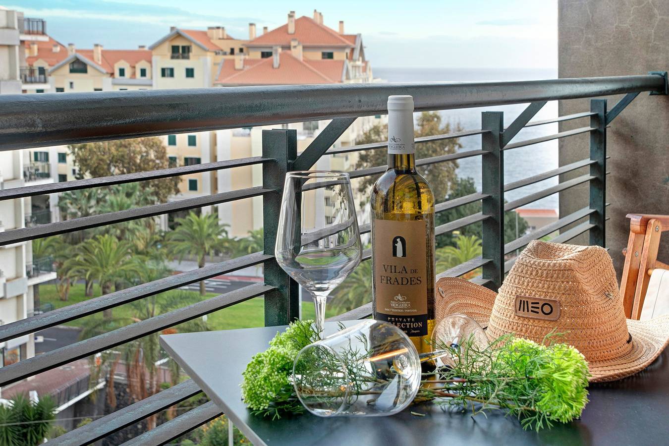 Appartamento intero, Appartamento 'Seaside Escape' con vista mare, balconi e Wi-Fi in São Martinho, Madeira