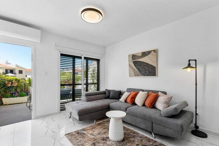 Villa for 8 people, with pool and balcony in Kato Paphos
