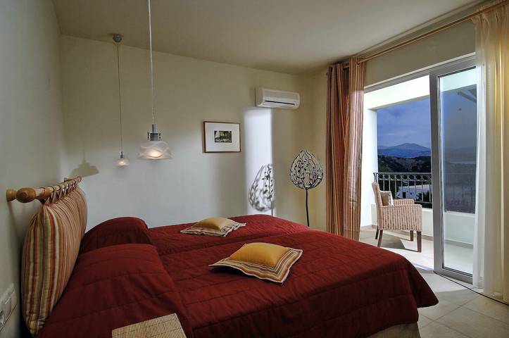 Spacious villa with private pool and sea view, just 150 meters from the sea in Lasithi