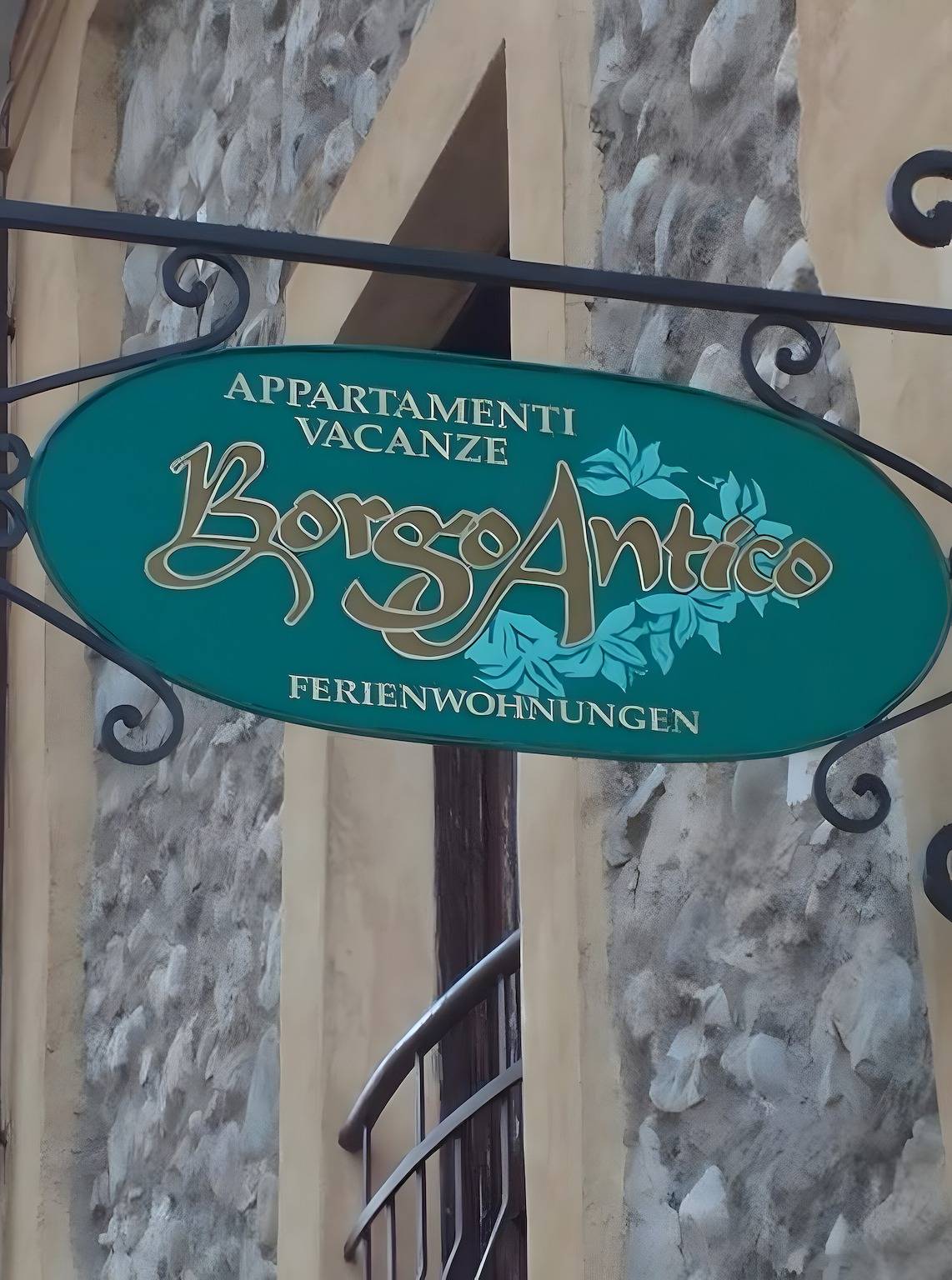 Appartamento intero, Appartamento Borgo con vista montagna, Wi-Fi e aria condizionata in San Felice del Benaco, Prealpi Gardesane