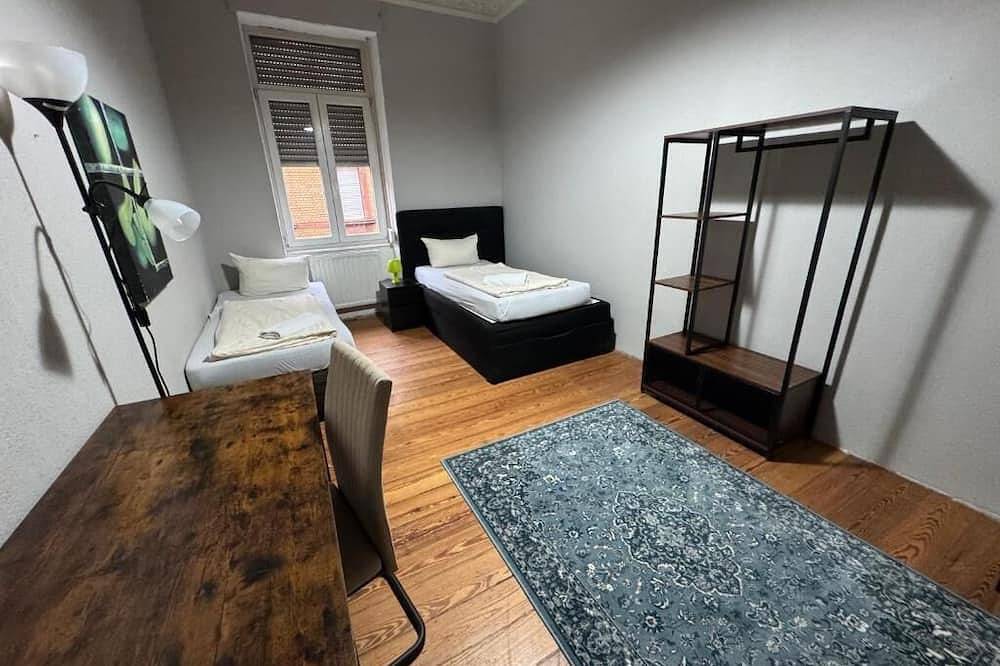 Kaiserslautern · Entire Building · 13 Rooms · Sleeps 25 in Kaiserslautern, Saar-Nahe-Bergland