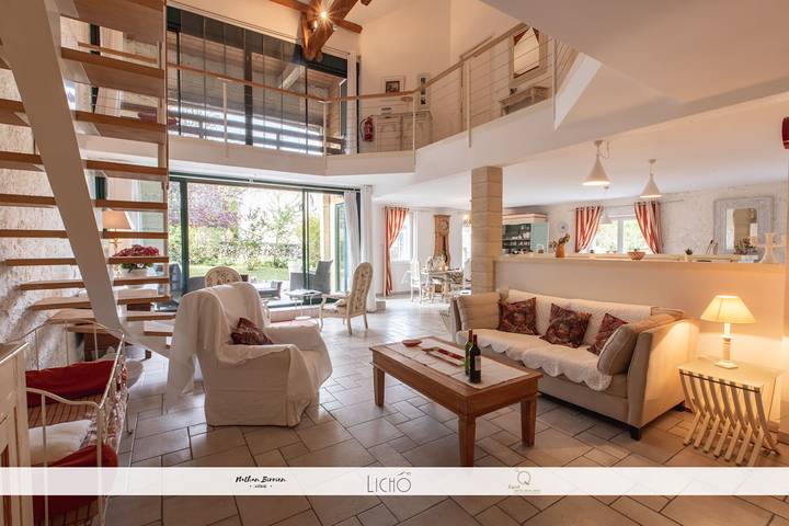 Gîte pour 6 personnes, avec piscine ainsi que jardin et terrasse