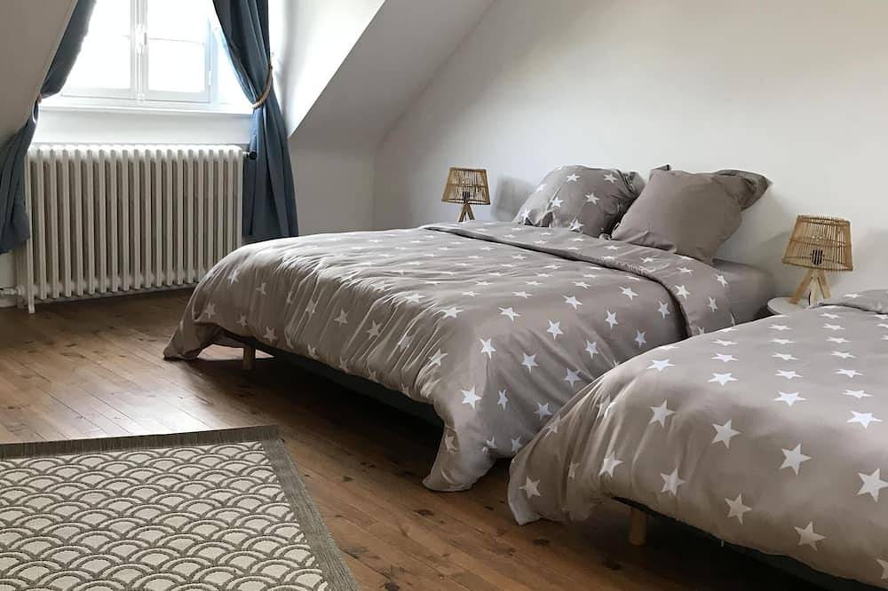 Magnifique maison bord de mer 12 pers /jacuzzi in Les Rosaires, Plérin