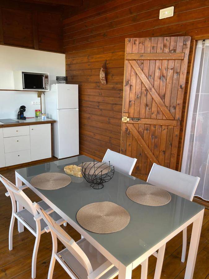 Location de vacances pour 4 personnes, avec jardin ainsi que vue et balcon dans Plage de Petite Anse - 4