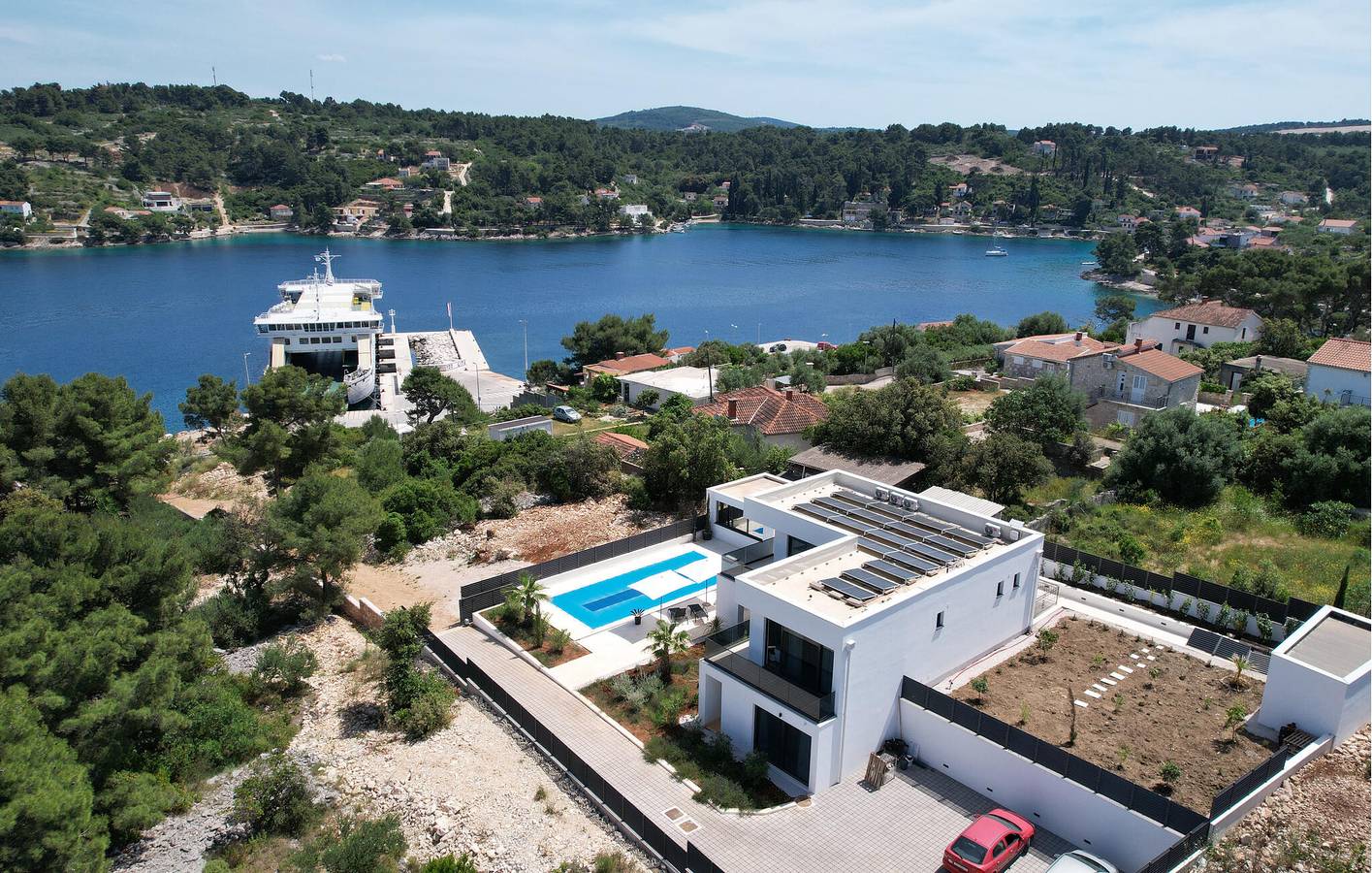 Apartment am Meer mit Pool, Terrasse und guter Anbindung an die Stadt in der Nähe von Rogac in Rogac, Solta