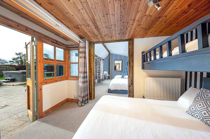 Schöne Hütte in der Nähe von Bath mit beheiztem Pool bietet Platz für bis zu 17 Personen in Siston, Süd Gloucestershire