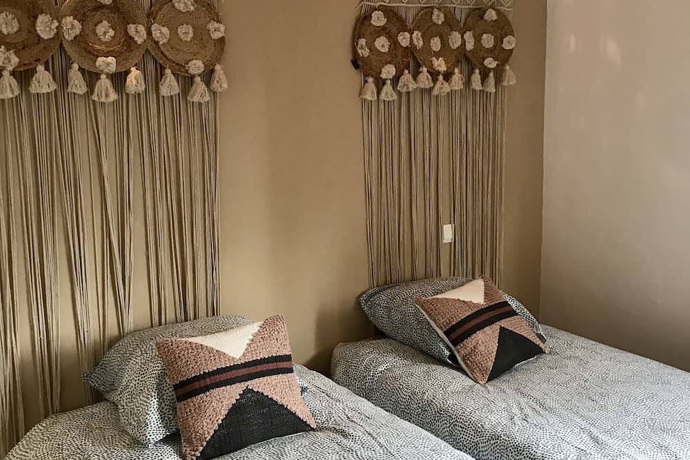 2-bedroom air-conditioned house with Jacuzzi, 5-minute walk from the beach. in Salavas, Ardèche