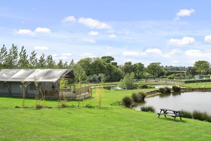 Glamping for 6 people, with Terrace and Garden in Hertfordshire