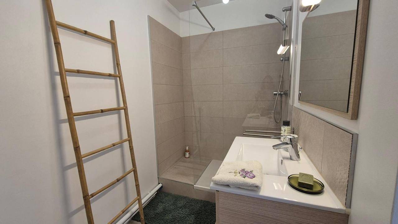 Appartement entier, Two-Bedroom Apartment in Mont-Saint-Aignan, Région de Rouen