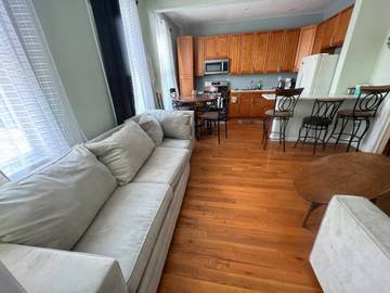 Vacation Rental for 10 Guests in West New York, New Jersey, Picture 2