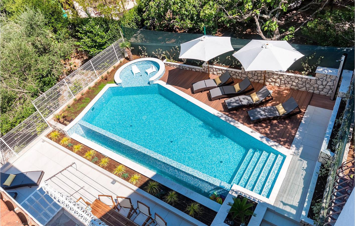 Modern appartement van 240 m² met zwembad, wifi en garage – 1,5 km van het strand in Crikvenica, Primorje-Gorski Kotar