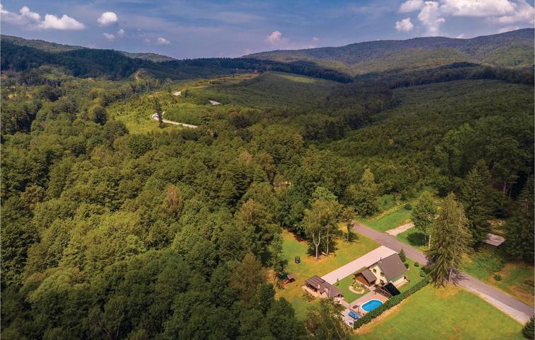 Gemütliche 2-Zimmer-Wohnung mit Pool, Terrasse und WLAN in Pozega-Slawonien