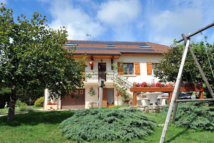 Gîte pour 2 personnes, avec Terrasse ainsi que Jardin et Vue dans Belvedere Des 4 Lacs Le Frasnois