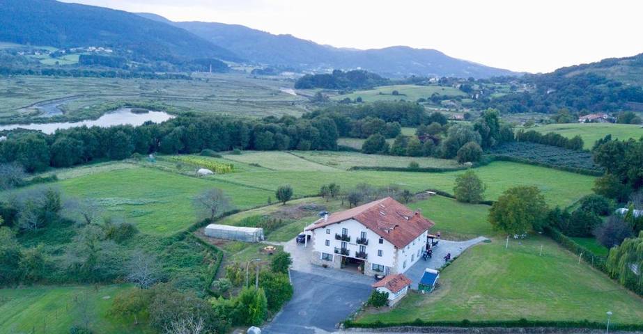 Gîte pour 12 personnes, avec Terrasse ainsi que Jardin et Vue à Gautegiz Arteaga - 2