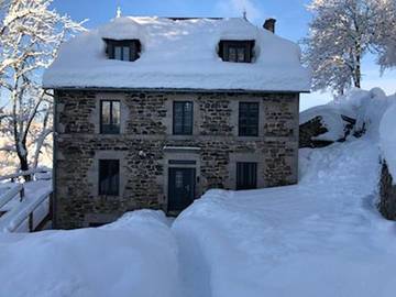 Gîte pour 10 personnes, avec vue et jardin à Saint-Clément (Cantal)