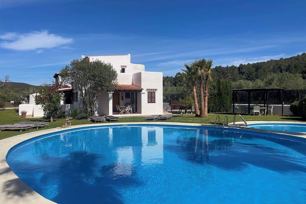 Authentic & spacious Villa with amazing pool in Santa Gertrudis de Fruitera, Santa Eulària des Riu