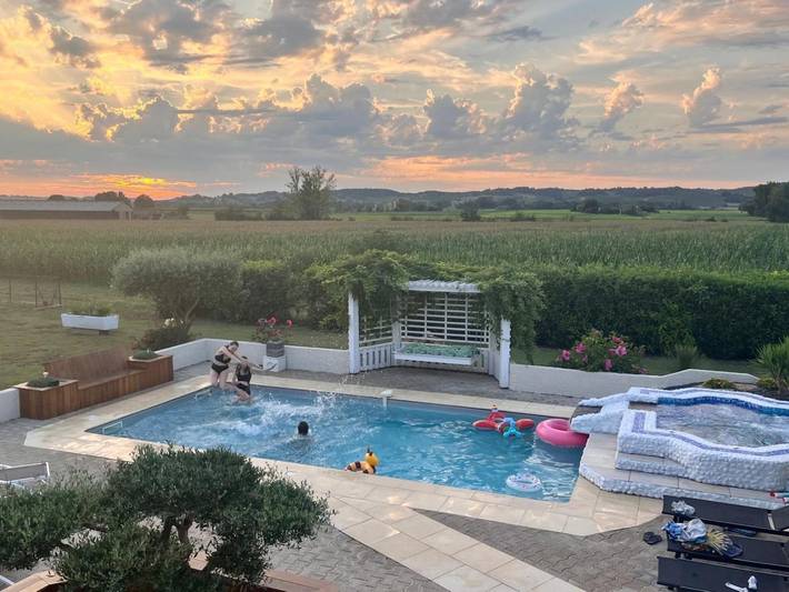 Gîte pour 10 personnes, avec piscine et jardin