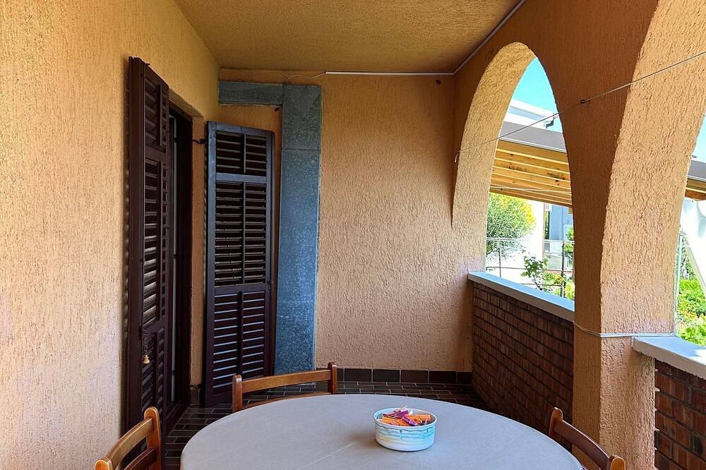Ganze Wohnung, 1-Zimmer-Ferienwohnung mit Terrasse Mali Losinj, Losinj in Mali Lošinj, Lošinj