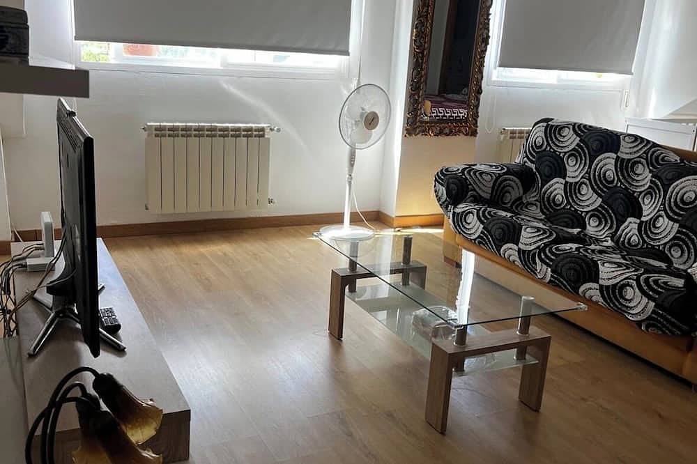 Apartamento entero, Apartamento tipo loft 60m2,cocina y baño independiente.piscina,parking y jardín. in Las Rozas, Área Metropolitana de Madrid