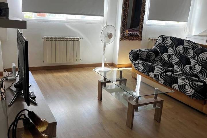 Ganze Wohnung, Square-meter loft-style apartment with a separate kitchen and bathroom, swimming pool, parking, and garden. in Las Rozas de Madrid, Área Metropolitana de Madrid