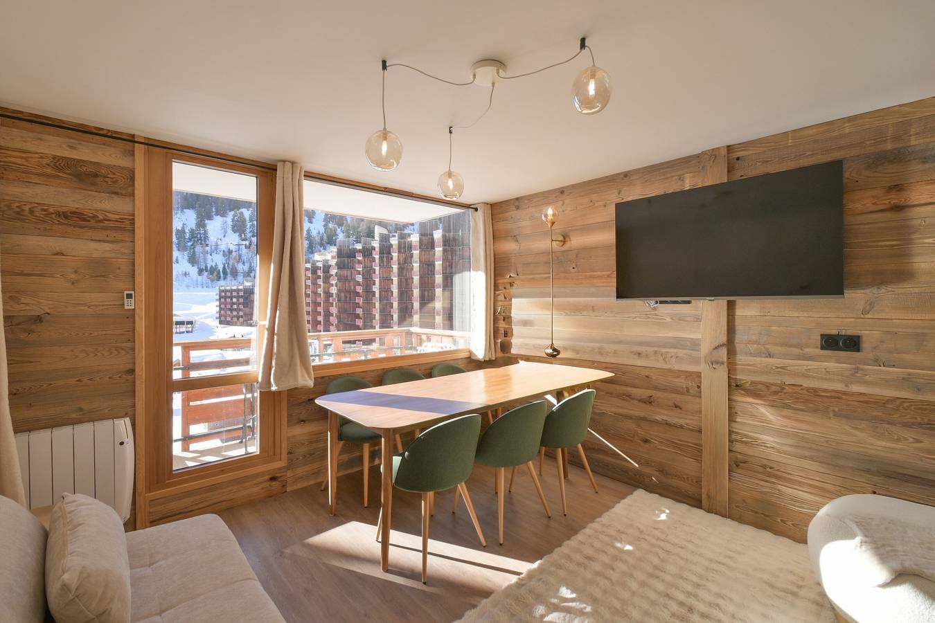 Apartamento entero, Apartamento 'Lesetoilesdelaplagne - Le Carroley' con vistas a la montaña, piscina y balcón in La Plagne, La Plagne-Tarentaise