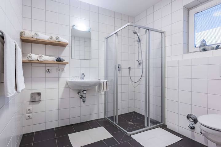 Ganze Wohnung, Ferienwohnung Unterlechner - Apt 1" mit Bergblick, privater Terrasse und Wlan in Vomp, Bezirk Schwaz