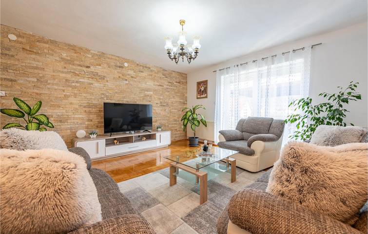 Ganze Ferienwohnung, Gemütliches Apartment mit Pool, Terrasse und Parkplatz in Gračac, Zadar