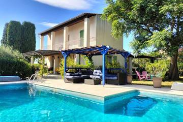 Gîte pour 10 personnes, avec jardin ainsi que piscine et balcon à Villevieille