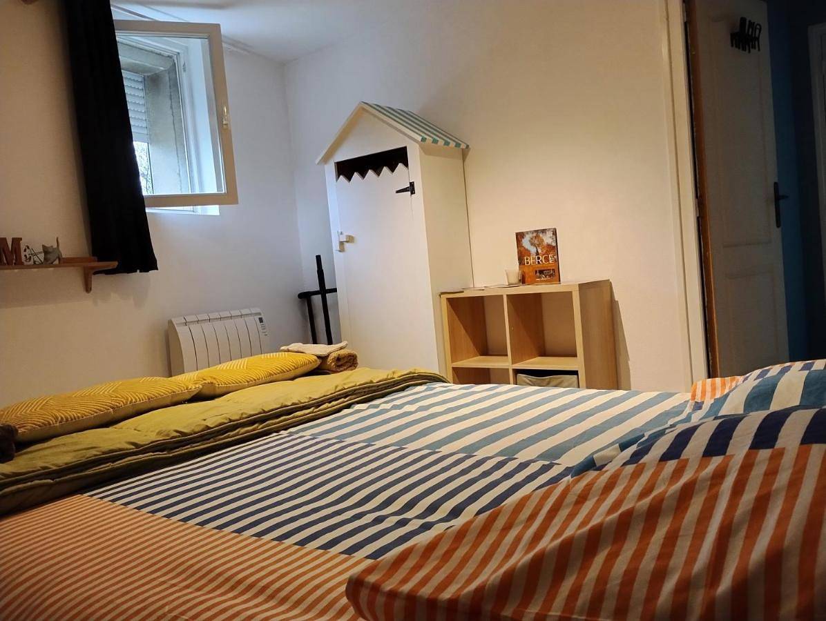 Séjour en famille chez l'habitant dans longère, 2 chambres double avec berceau et possibilité lit pliant 1 personne, relais motard, Nespresso à disposition dans chambre in Marigné-Laillé, Sarthe