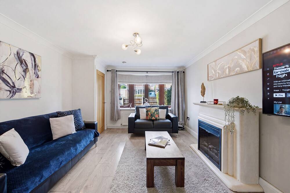 Entire home in Stoke-on-Trent - Work-Ready 1-Bed Stay | Office & Gym | Longton in Stoke-on-Trent, Midlands