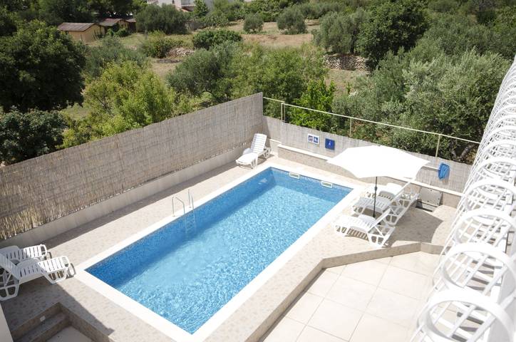 Gîte pour 3 personnes, avec Terrasse et Piscine à Tribunj - 4