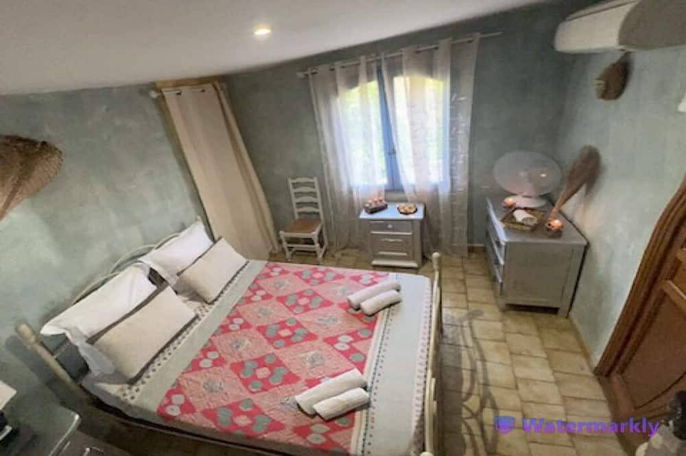 Villa Provençale, air-conditioned, near Aix en Provence. in Ventabren, Aix-en-Provence region
